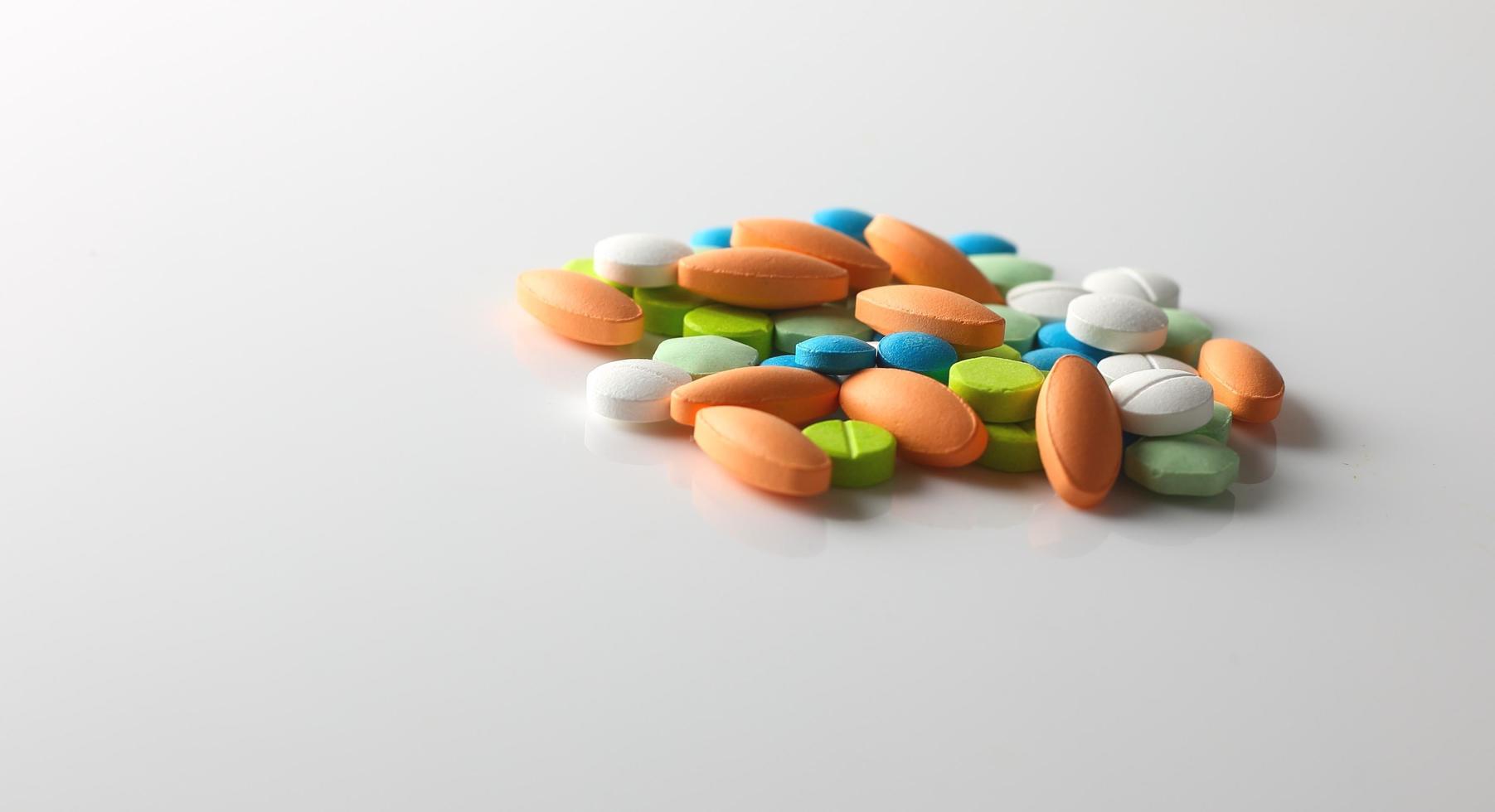 grupp av färgrik tabletter på grå bakgrund foto