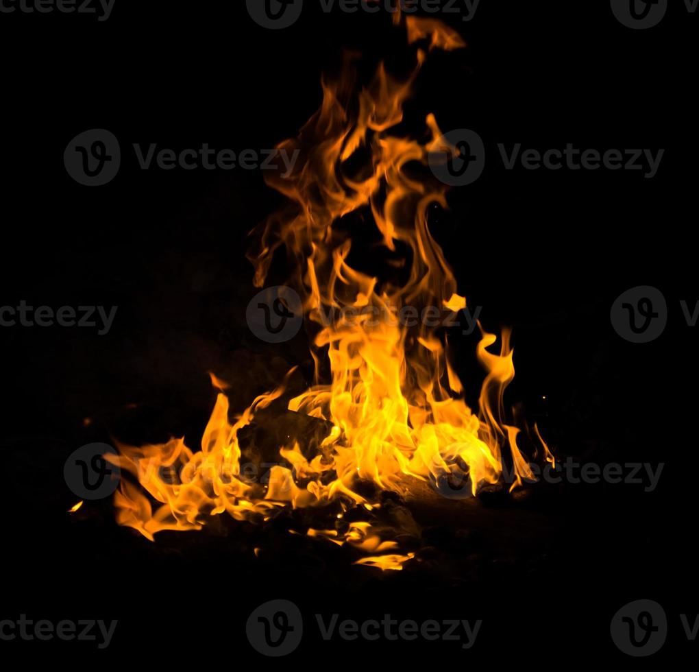 brand flamma isolera på svart bakgrund. bränna lågor, abstrakt textur. konst design för brand mönster, flamma textur. foto