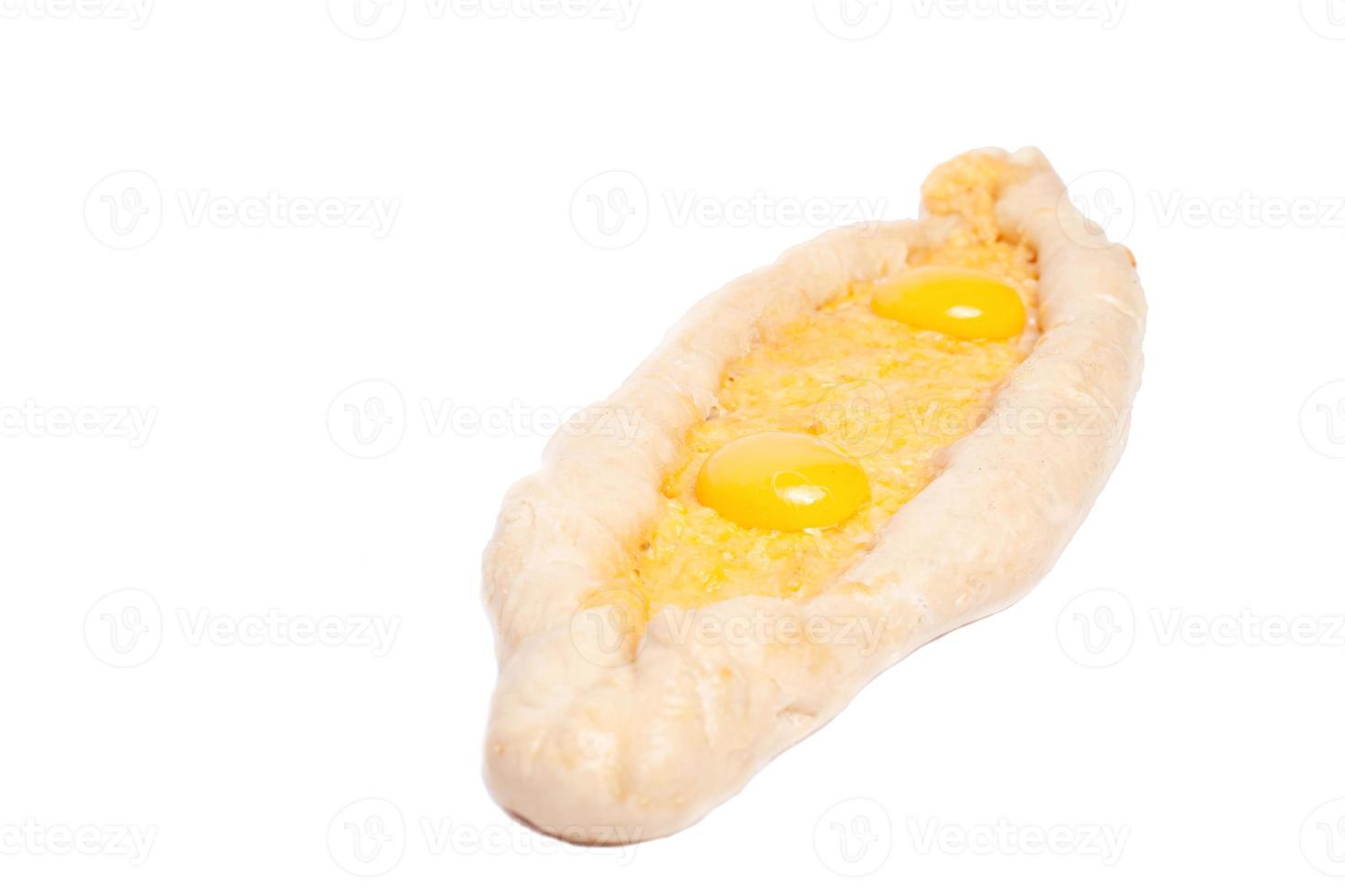 khachapuri båt med ägg och ost på vit bakgrund foto