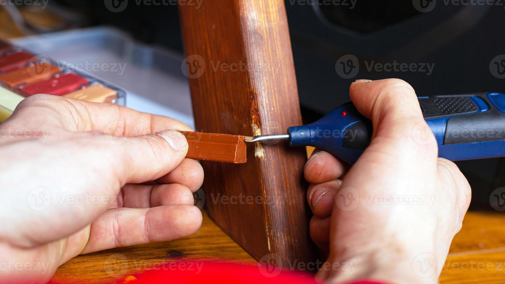 befälhavaren stänger repan av laminatparkett och trämöbler foto