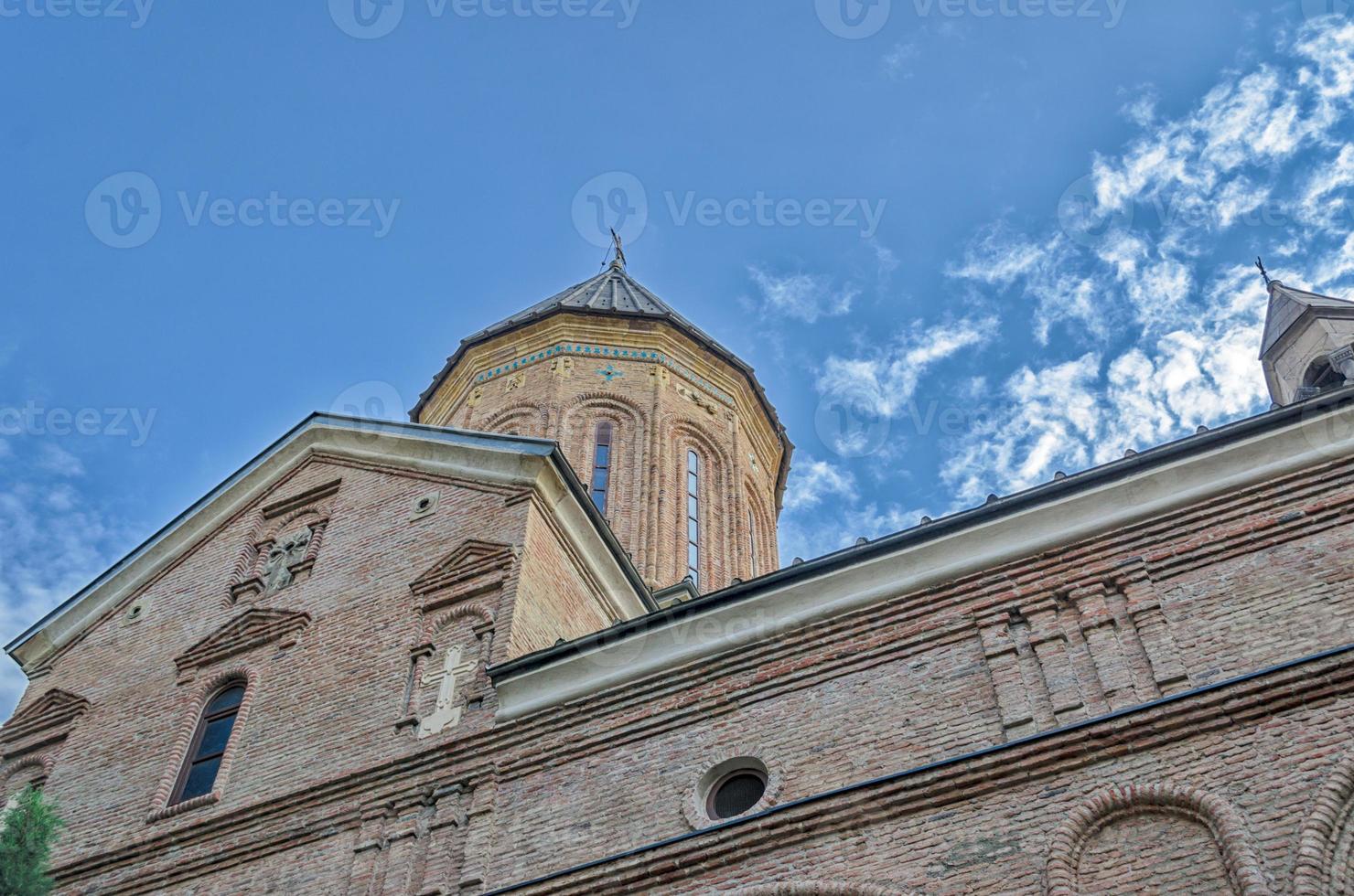 tittar upp på den georgiska ortodoxa kyrkans tempel foto