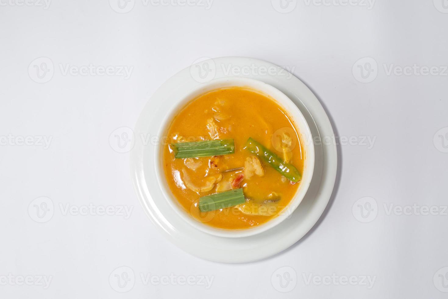 varm och krydda thai soppa på en vit skål. topp se. foto