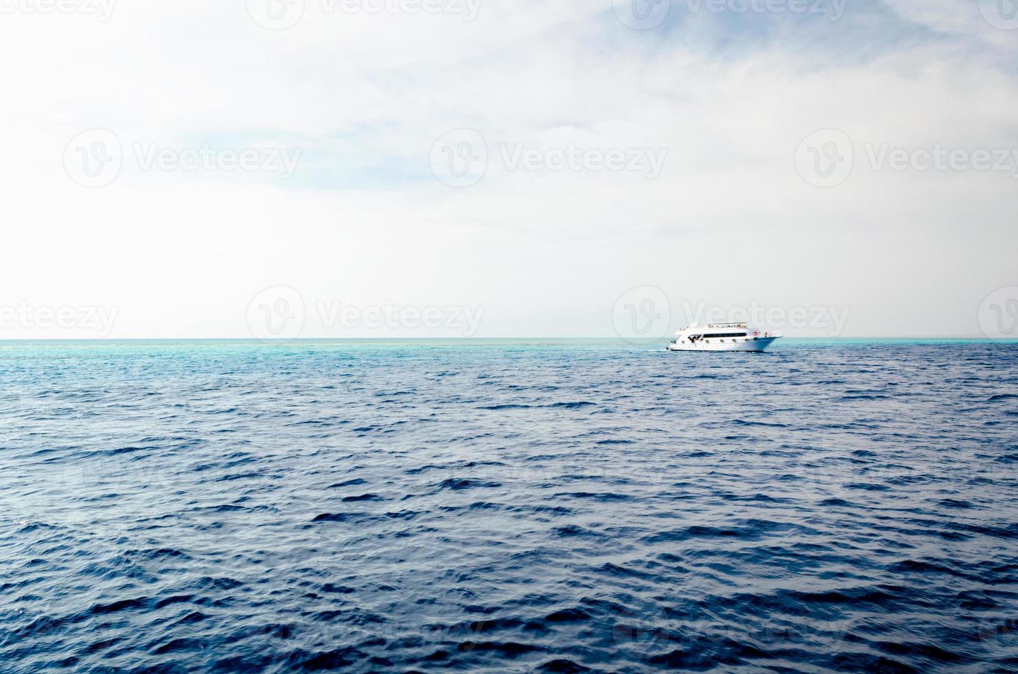 människor på en båt i fjärran foto