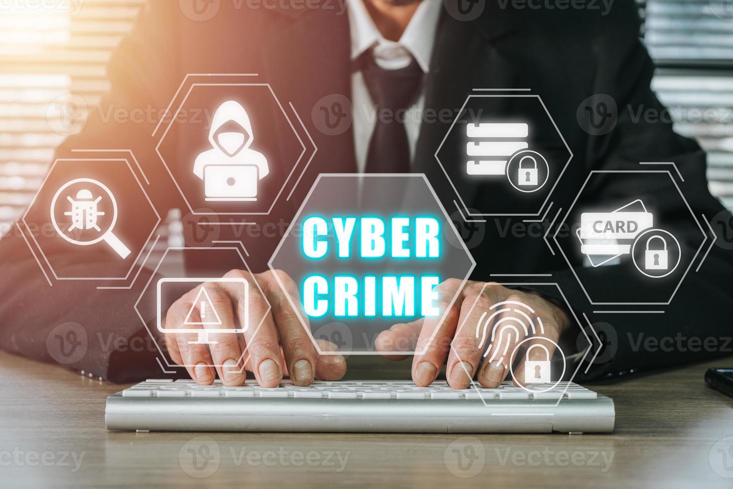 cyber brottslighet begrepp, person hand skriver tangentbord dator med cyber brottslighet ikon på virtuell skärm. foto