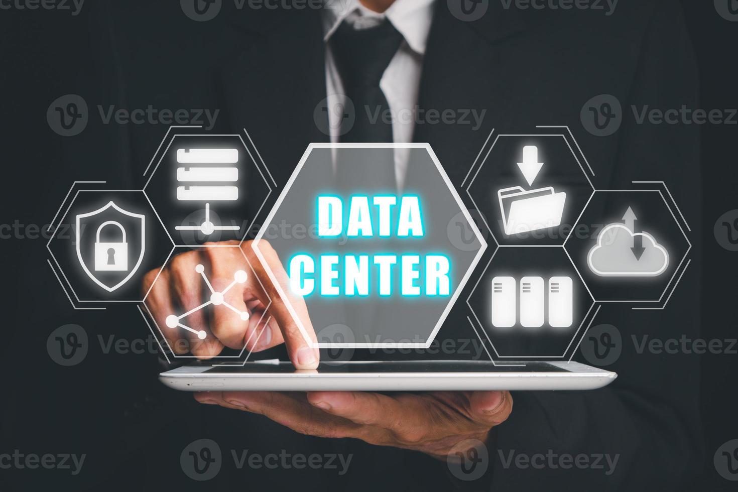 data Centrum begrepp, person hand använder sig av digital läsplatta med data Centrum ikon på virtuell skärm, moln dator, anslutning, värd, server, databas. foto
