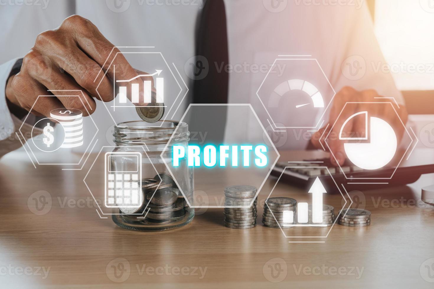 vinst tillväxt, öka vinst, höja vinst eller företag tillväxt begrepp, affärsman sätta mynt på glas burk med vinster ikon på virtuell skärm. foto
