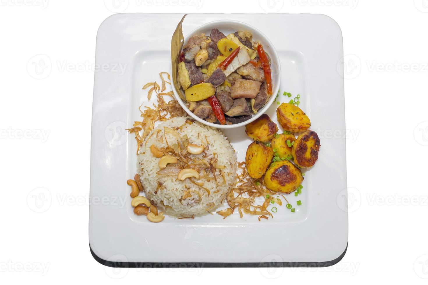 en tallrik av Hem kock nötkött kata masala, plan smakrika nötliknande pulao och liten poteto friterad. topp se. på vit bakgrund. foto