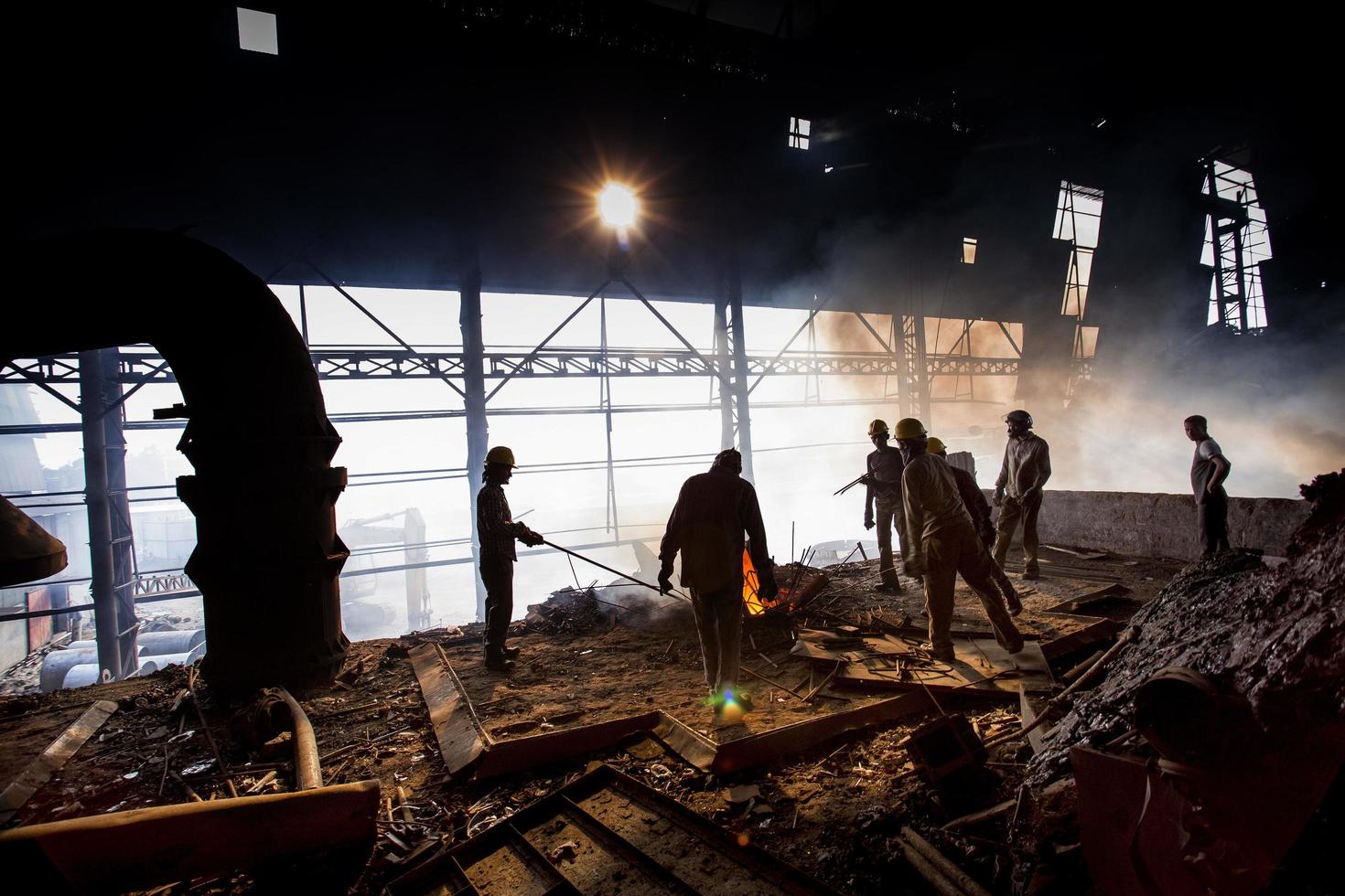 bangladesh Maj 19, 2015 kul ugn i de smälta stål Arbetar, riskabel arbetare i stål fa foto