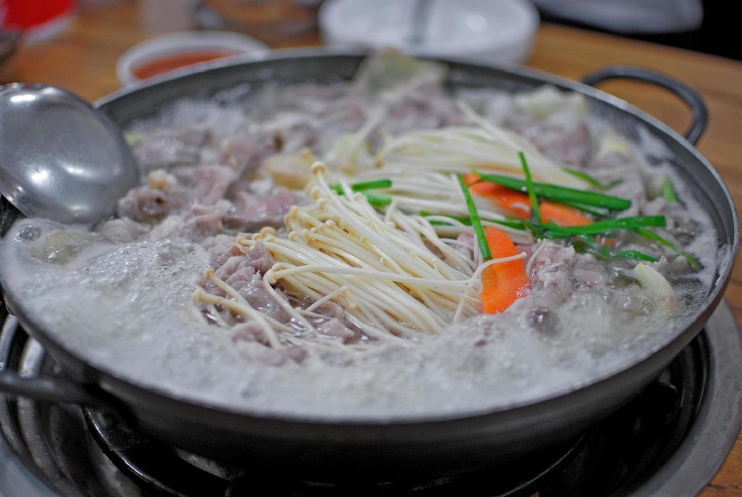 asiatisk traditionell varm pott för del med vän eller familj måltid. populär mat i asiatisk Land. selektiv fokus bakgrund foto