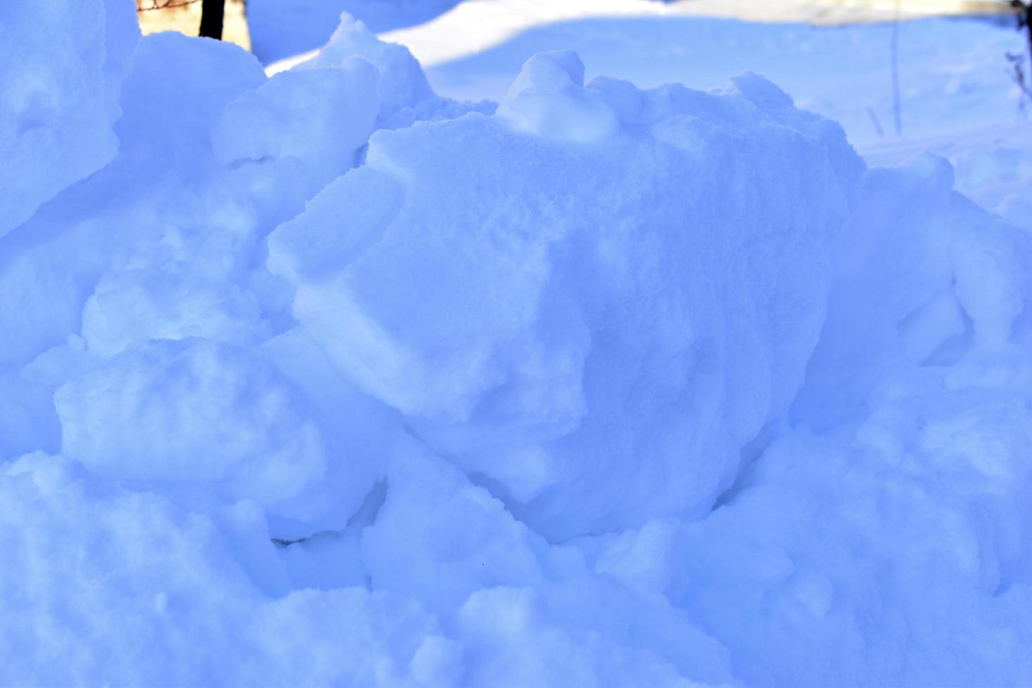 snöig yta på vintern med skuggor på kvällen foto