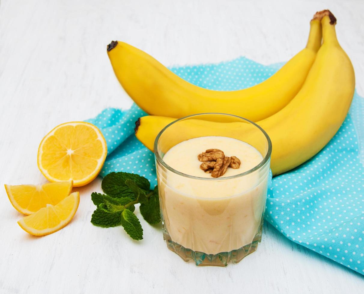 banansmoothie med choklad på en gammal vit träbakgrund foto