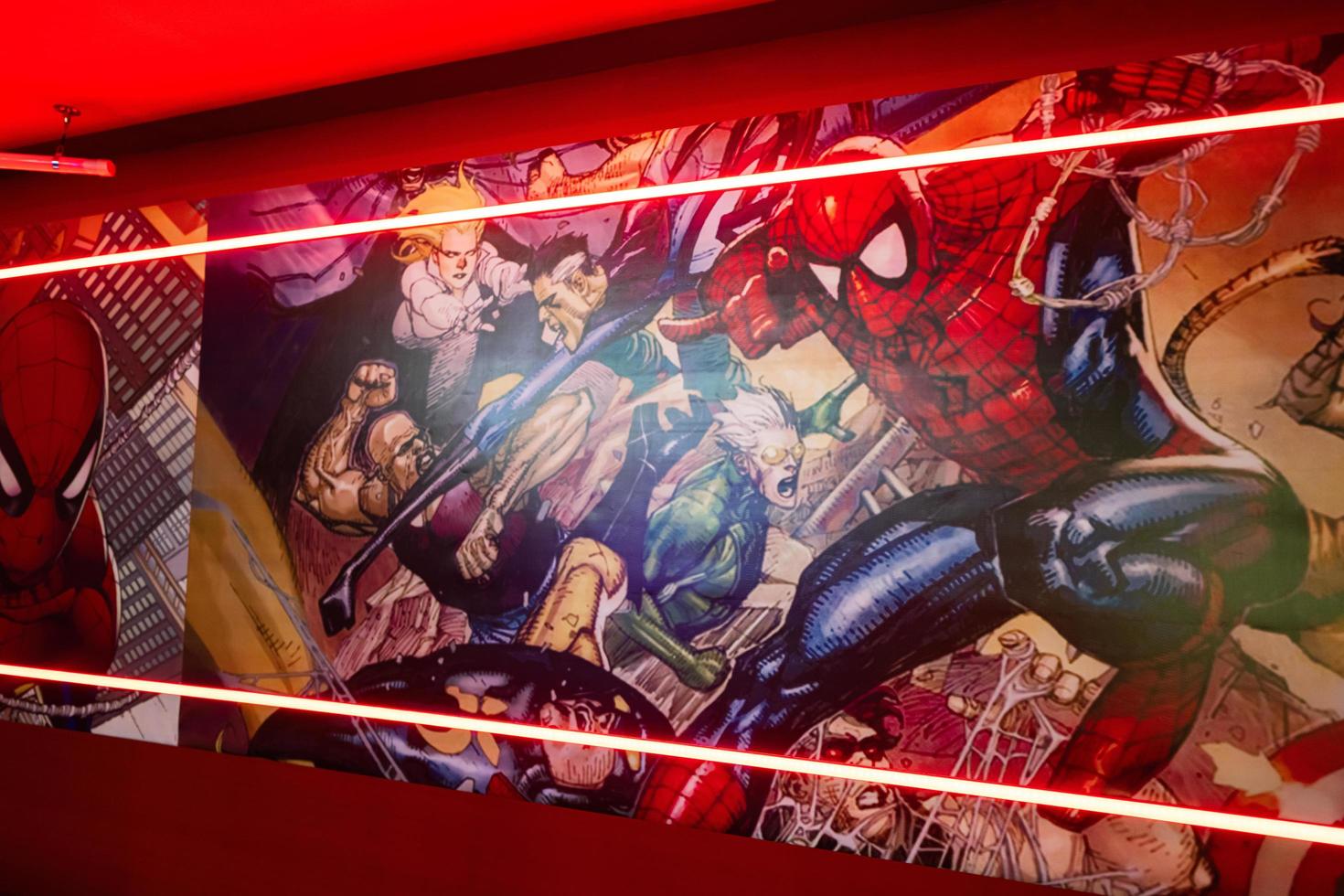 förundras super hjältar affisch i röd spela rum. foto