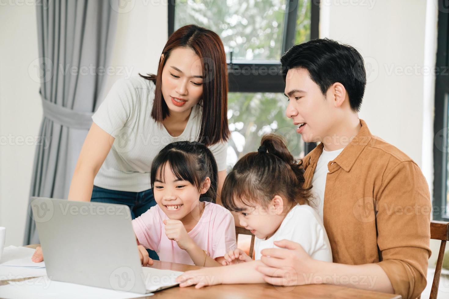 ung asiatisk familj på Hem foto