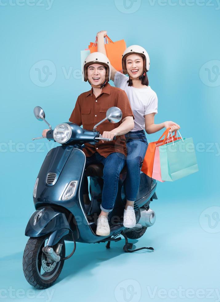 ung asiatisk par rida skoter på bakgrund foto