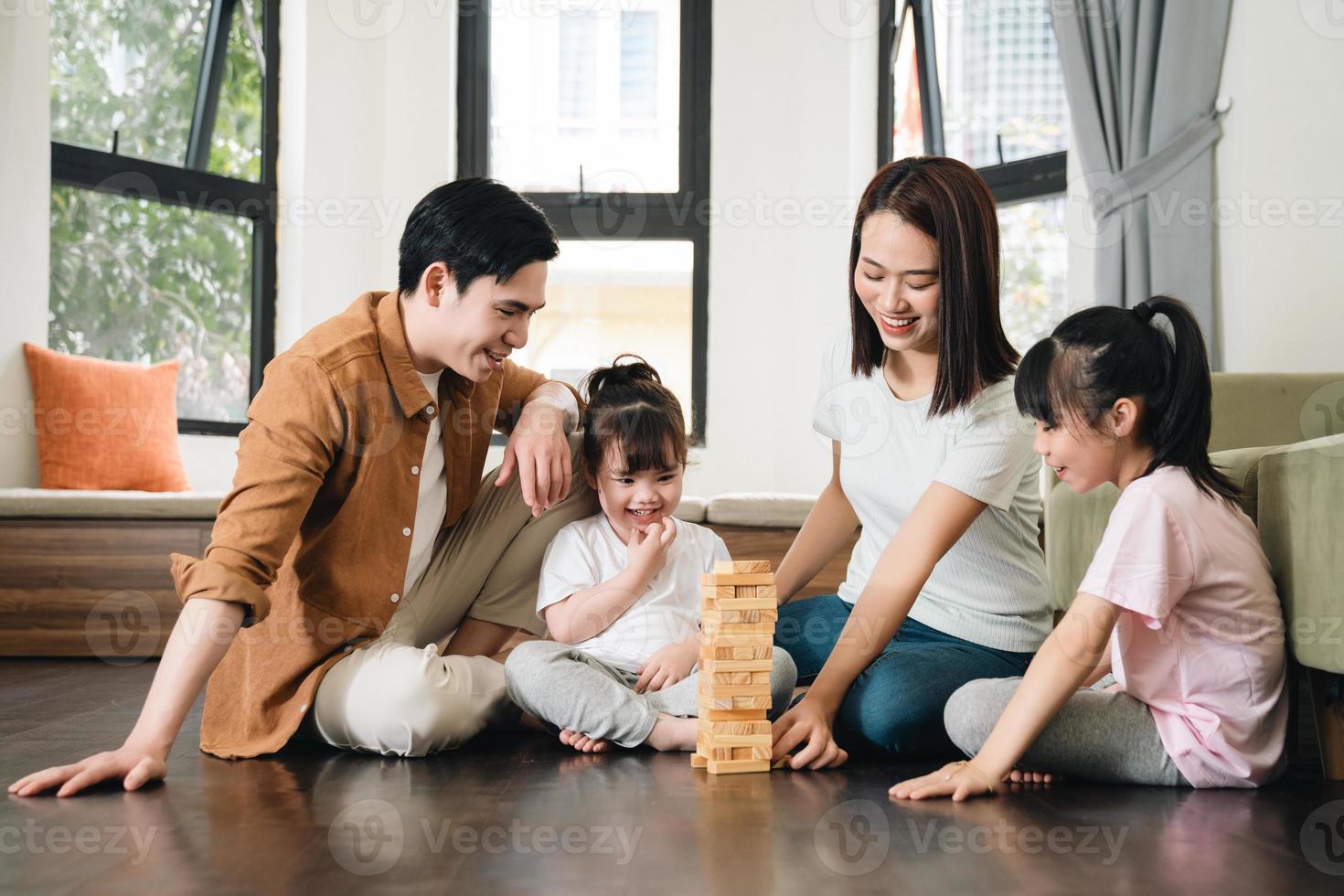 ung asiatisk familj på Hem foto