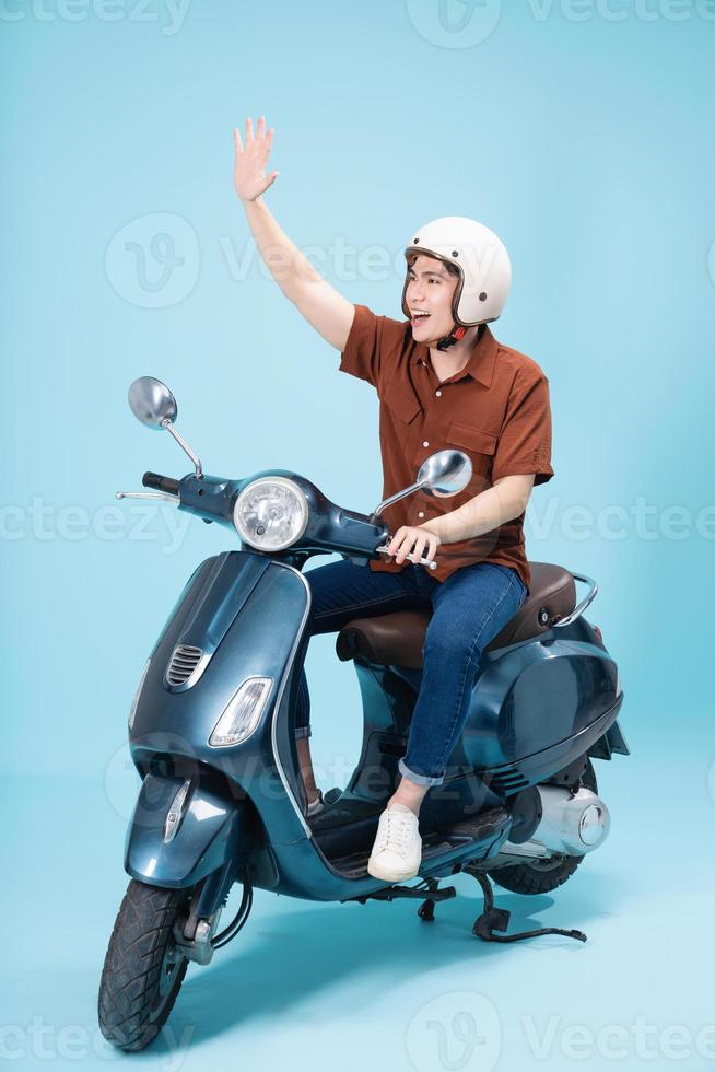 bild av yougn asiatisk man på motorcykel foto