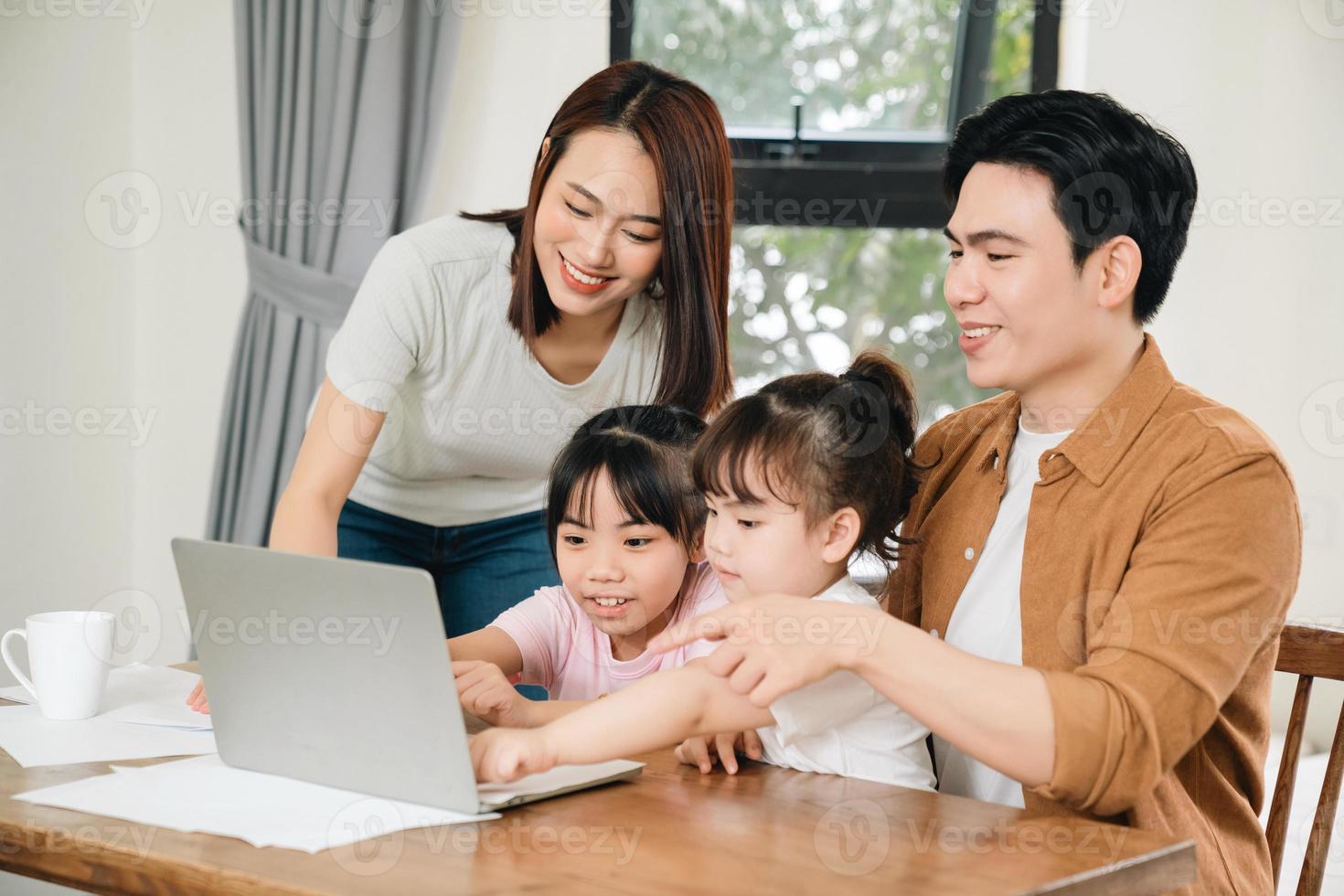 ung asiatisk familj på Hem foto