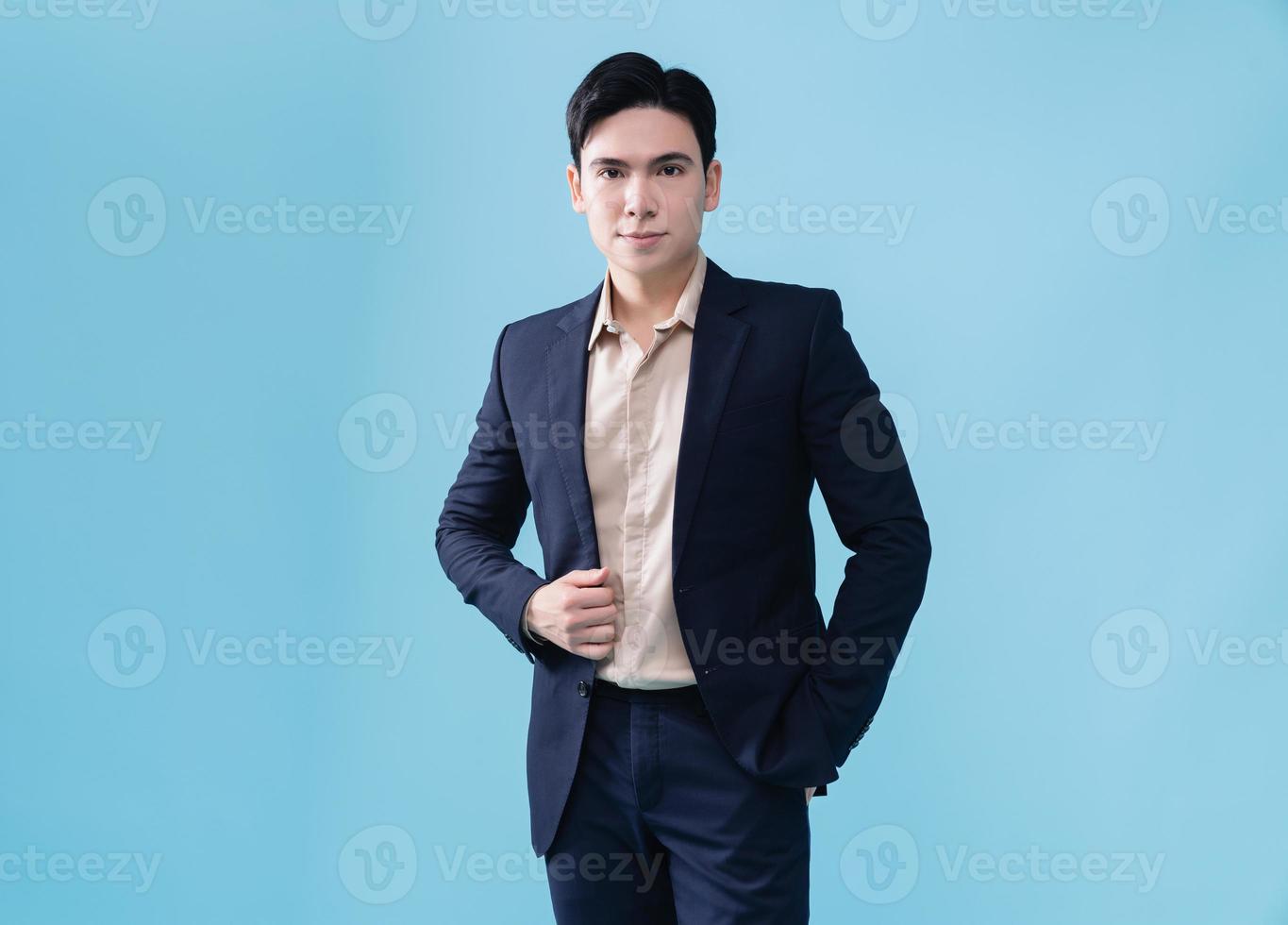 Foto av ung asiatisk affärsman på bakgrund