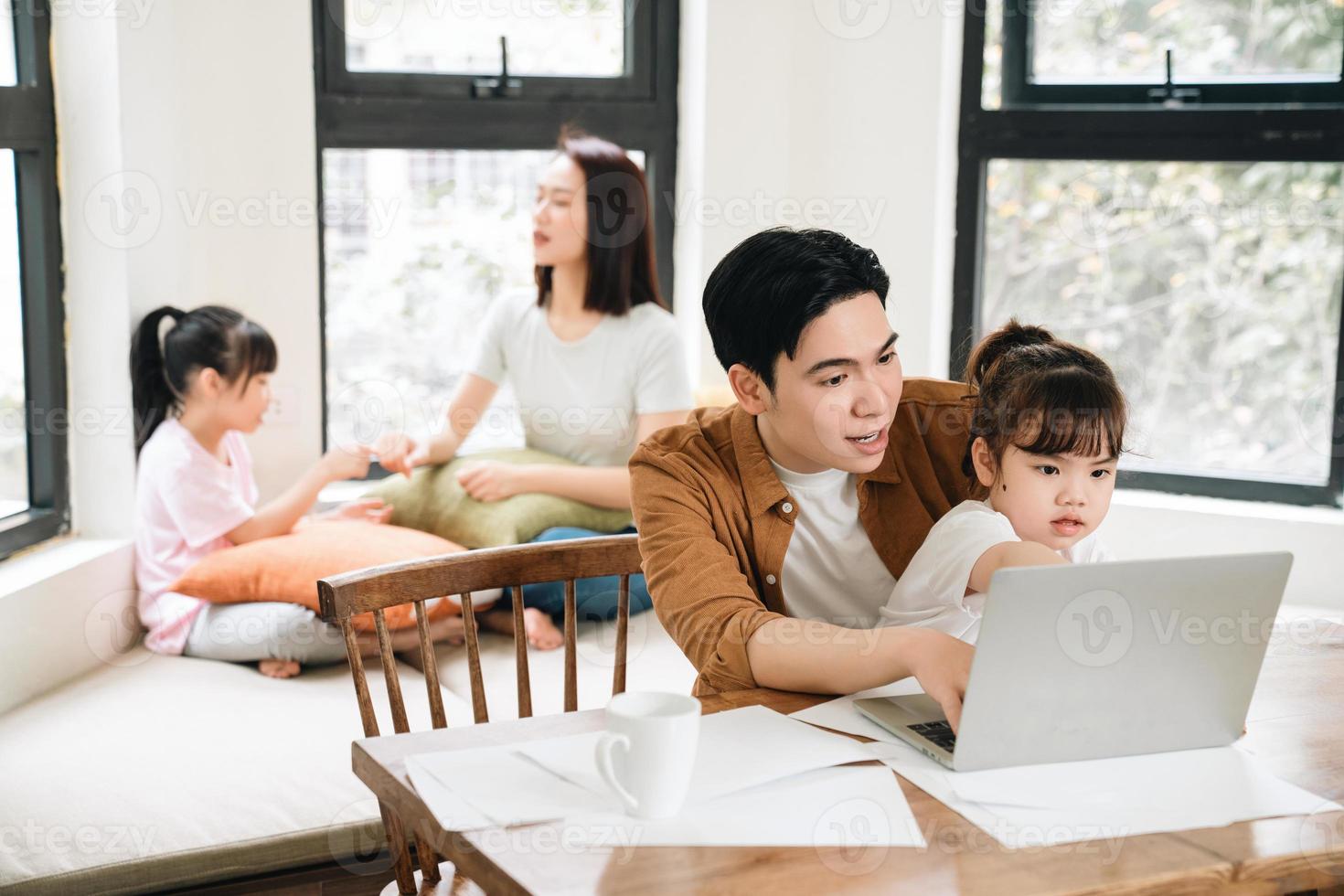 ung asiatisk familj på Hem foto