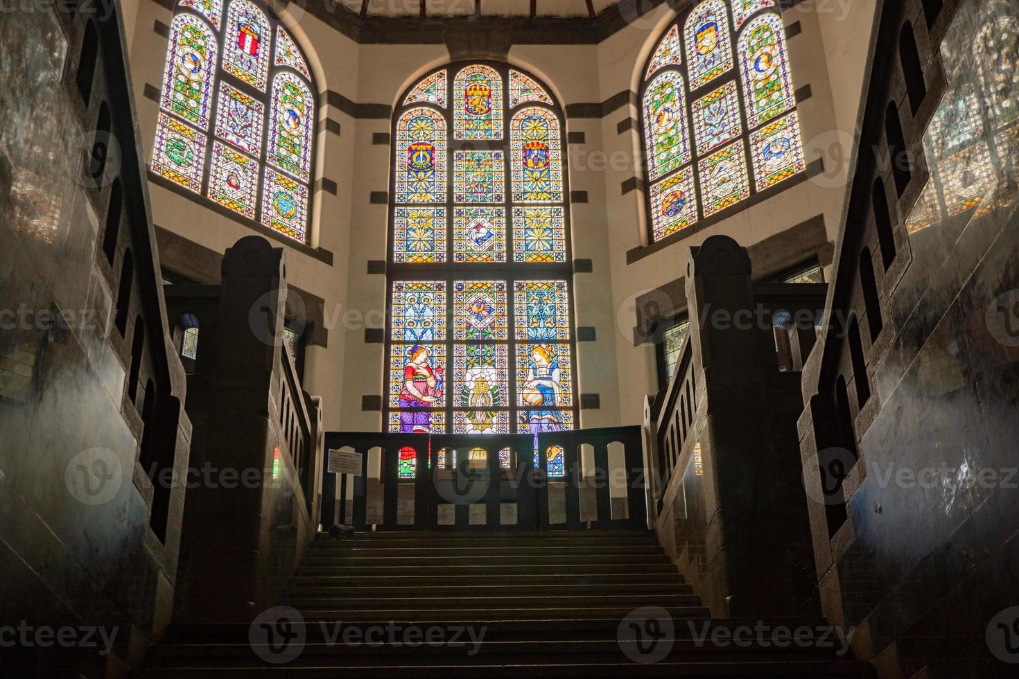 interiör fönster med prydnad på gammal herrgård lawang sewu semarang central java. de Foto är lämplig till använda sig av för resa destination, Semester affisch och resa innehåll media.