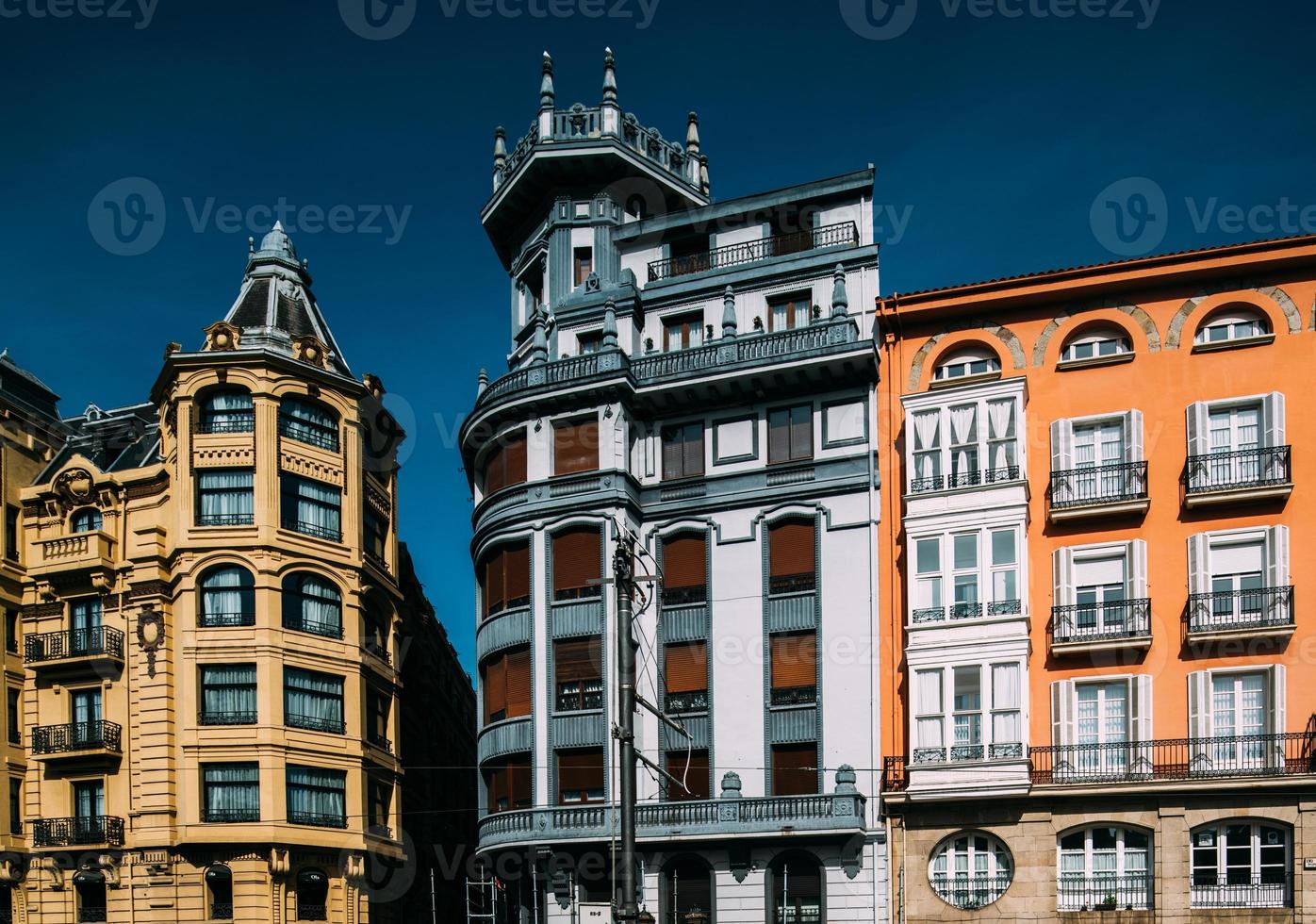 traditionell färgrik arkitektur i de historisk Centrum av bilbao, basque Land, Spanien foto