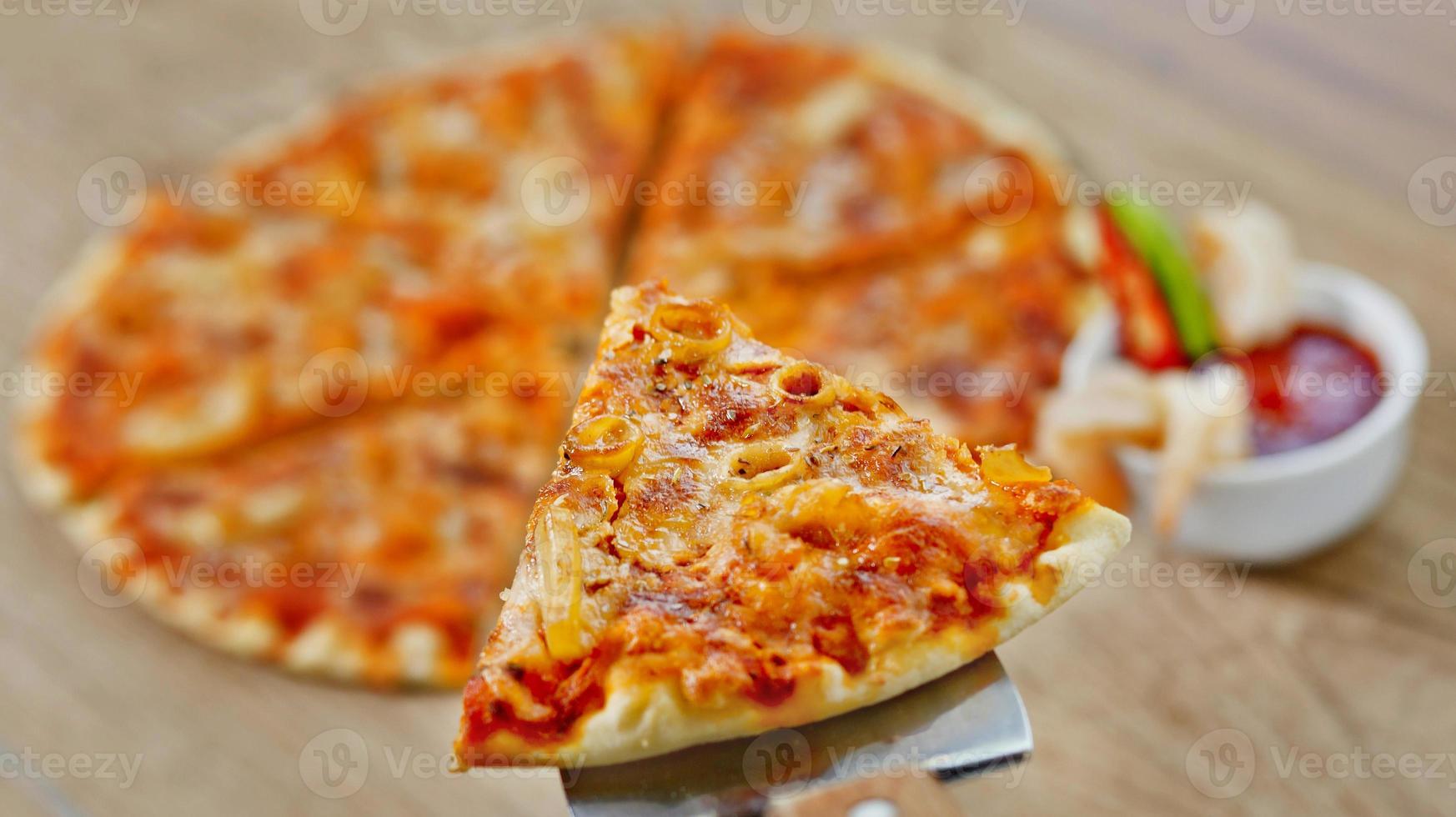 klassisk skaldjur pizza med kryddad chili sås. foto