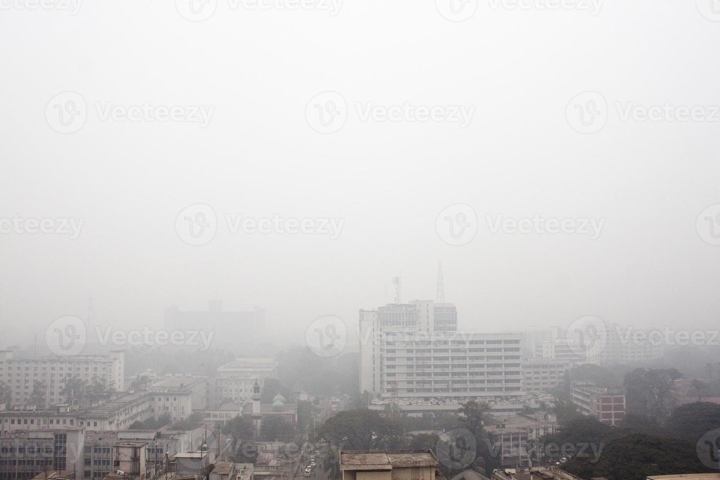 vinter- eftermiddag antenn visningar av dhaka stad. tung dimmig vinter- korsa av de stad av dhaka. foto