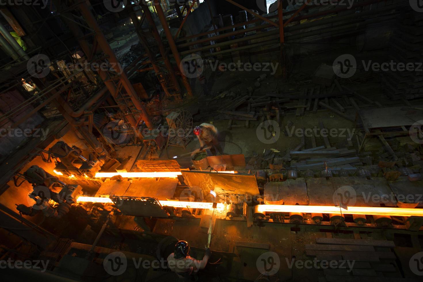 från metall skrot till järn och järn stång framställning stål fabrik på demra, dhaka, bangladesh. foto