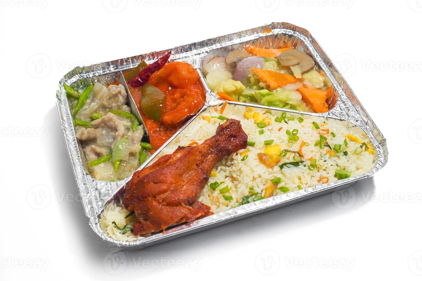 de mat varmare aluminium folie rektangulär disponibel paket lunch låda. thai och kinesisk stil måltid ta bort leverans. 450 ml 3 delar folie behållare lunch mat låda. foto