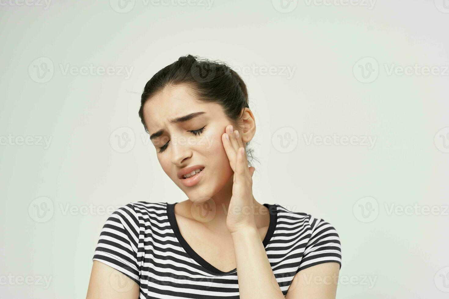 emotionell kvinna innehav på till ansikte tandvärk hälsa vård isolerat bakgrund foto