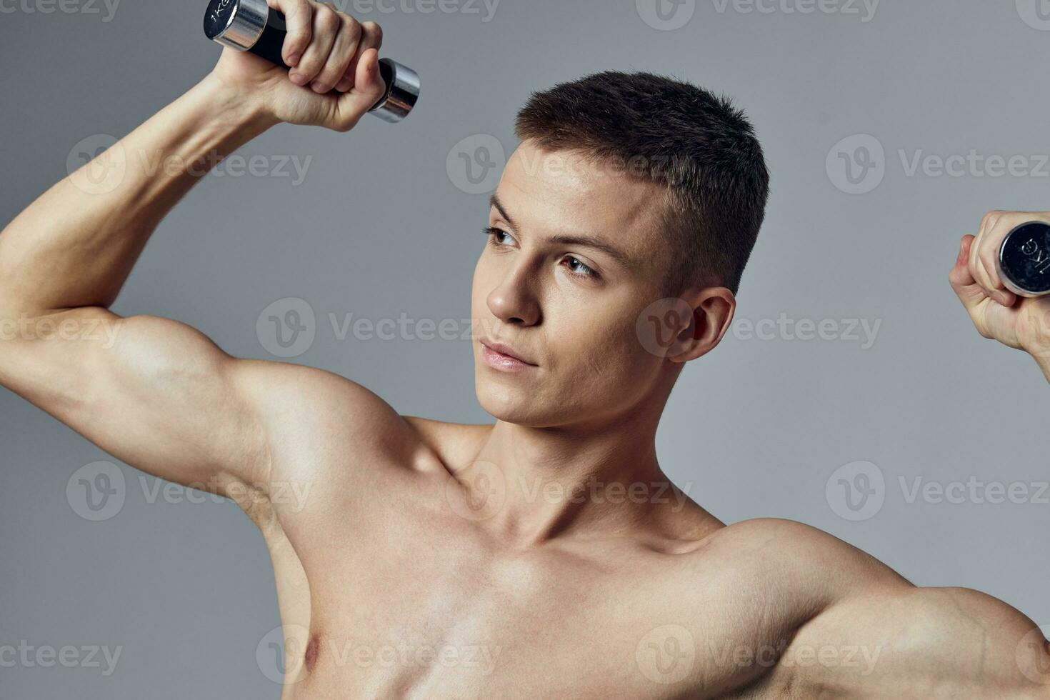 sportig man i händer spännare biceps träna isolerat bakgrund foto