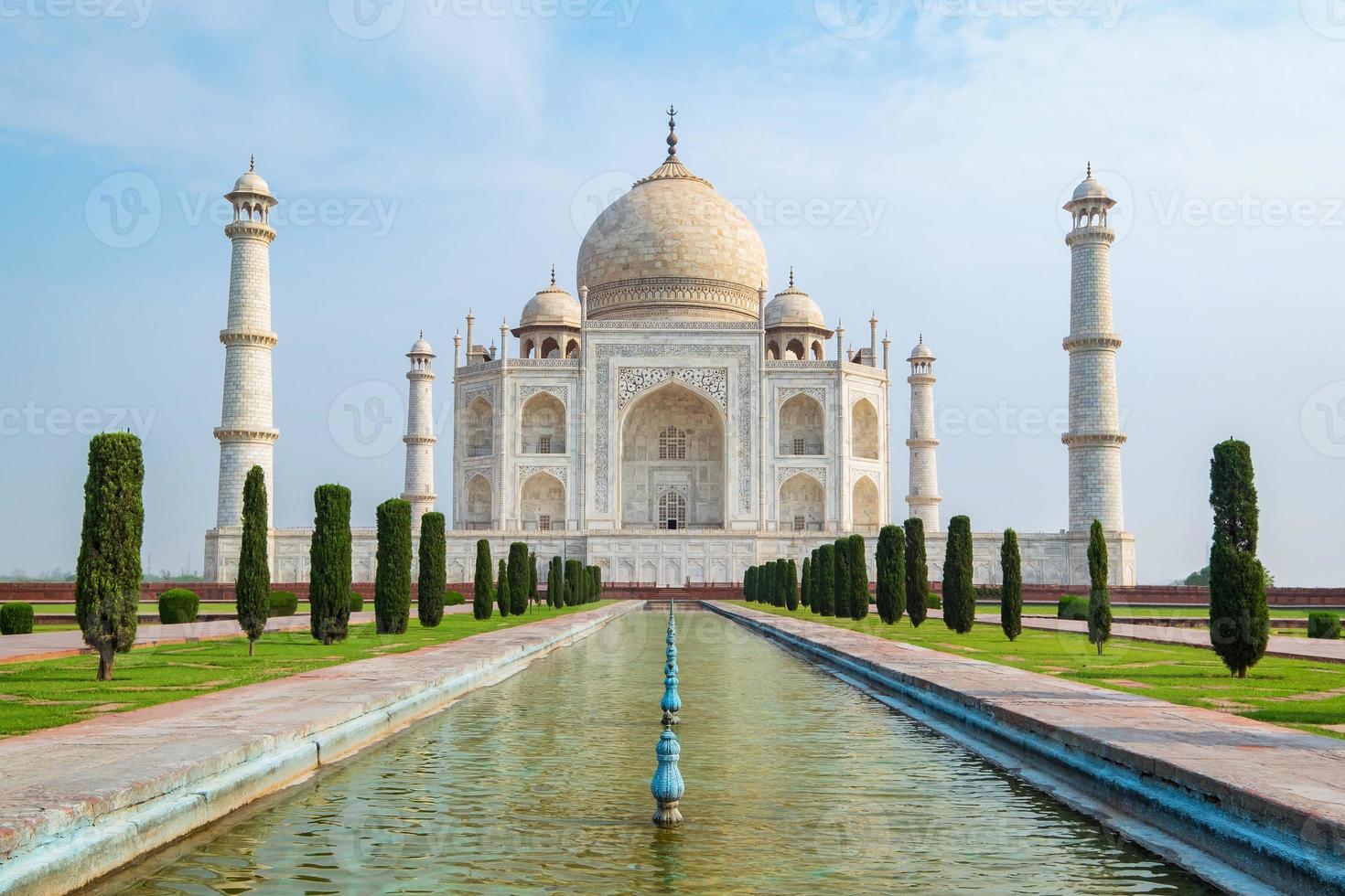 taj mahal framifrån reflekterad på reflektionsbassängen. foto