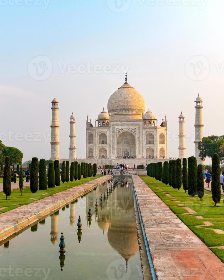 taj mahal framifrån reflekterad på reflektionsbassängen. foto