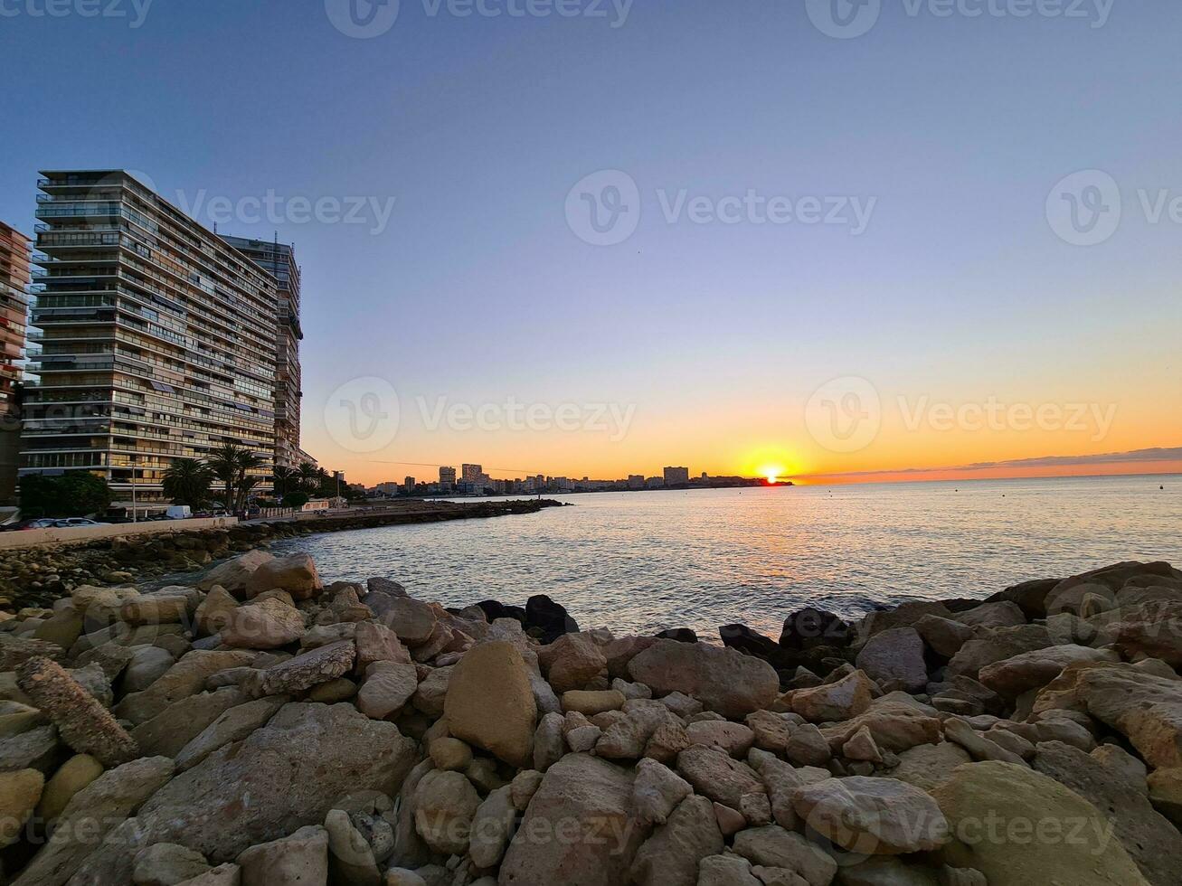 pittoresk soluppgång på de strand i de spanska stad av alicante foto