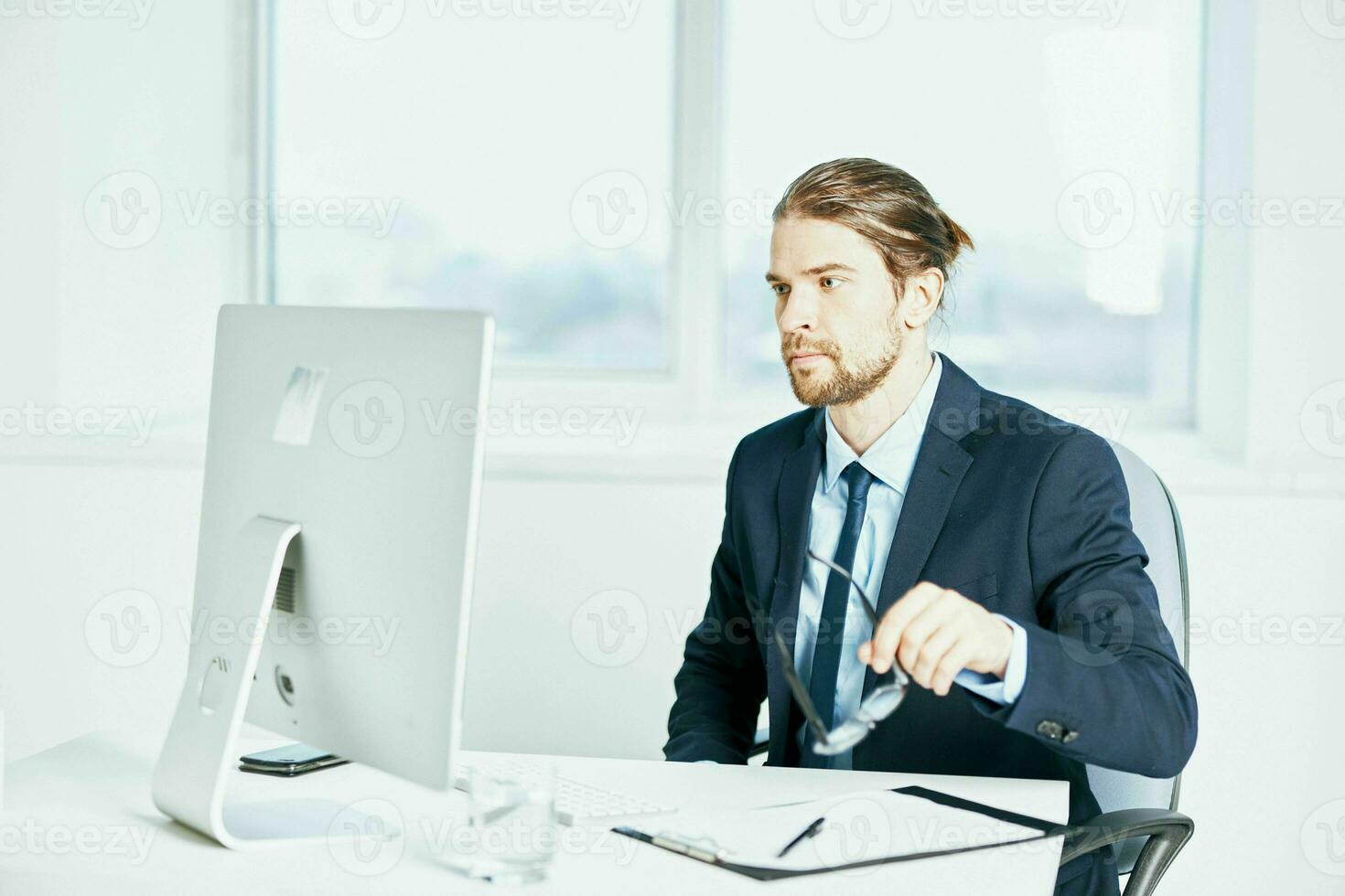 kontor arbetstagare ett officiell är arbetssätt på de dator verkställande foto