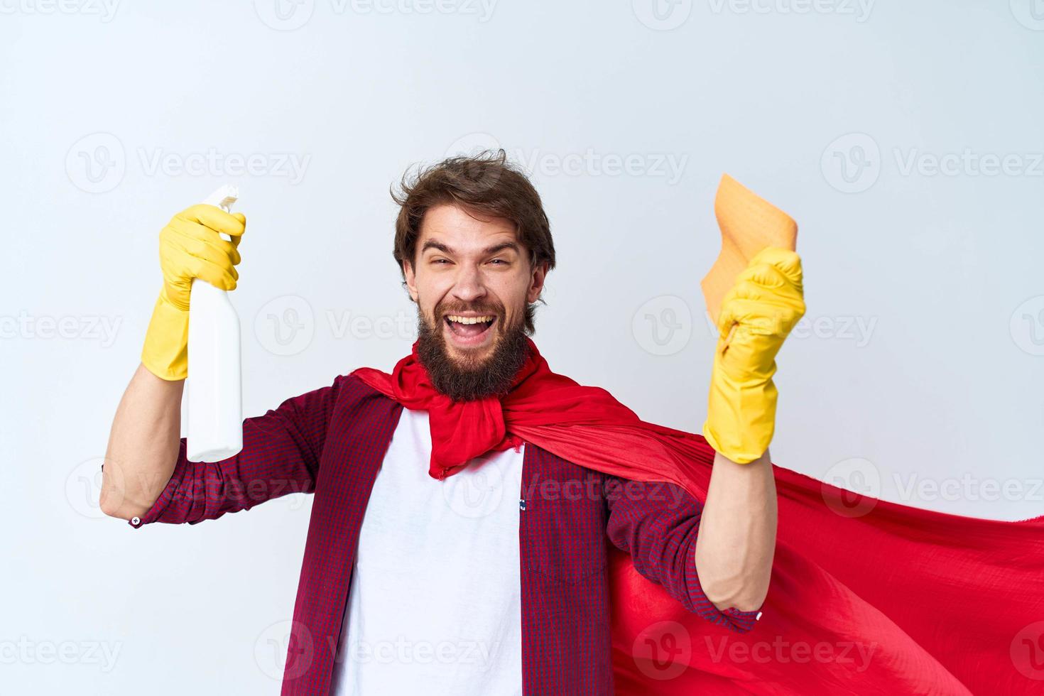 emotionell man i röd regnkappa rengöringsmedel hus rengöring service ljus bakgrund foto