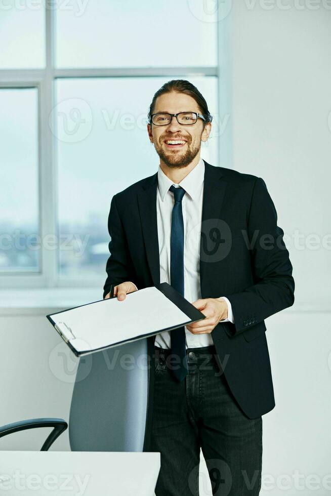 manlig chef ett officiell är arbetssätt på de dator verkställande foto