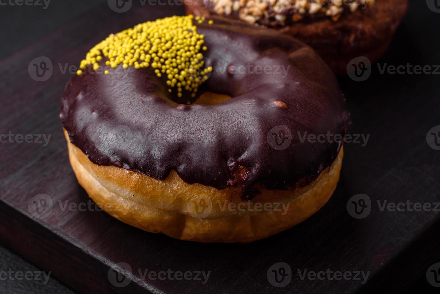 utsökt munk med grädde fyllning och nötter på en mörk betong bakgrund foto