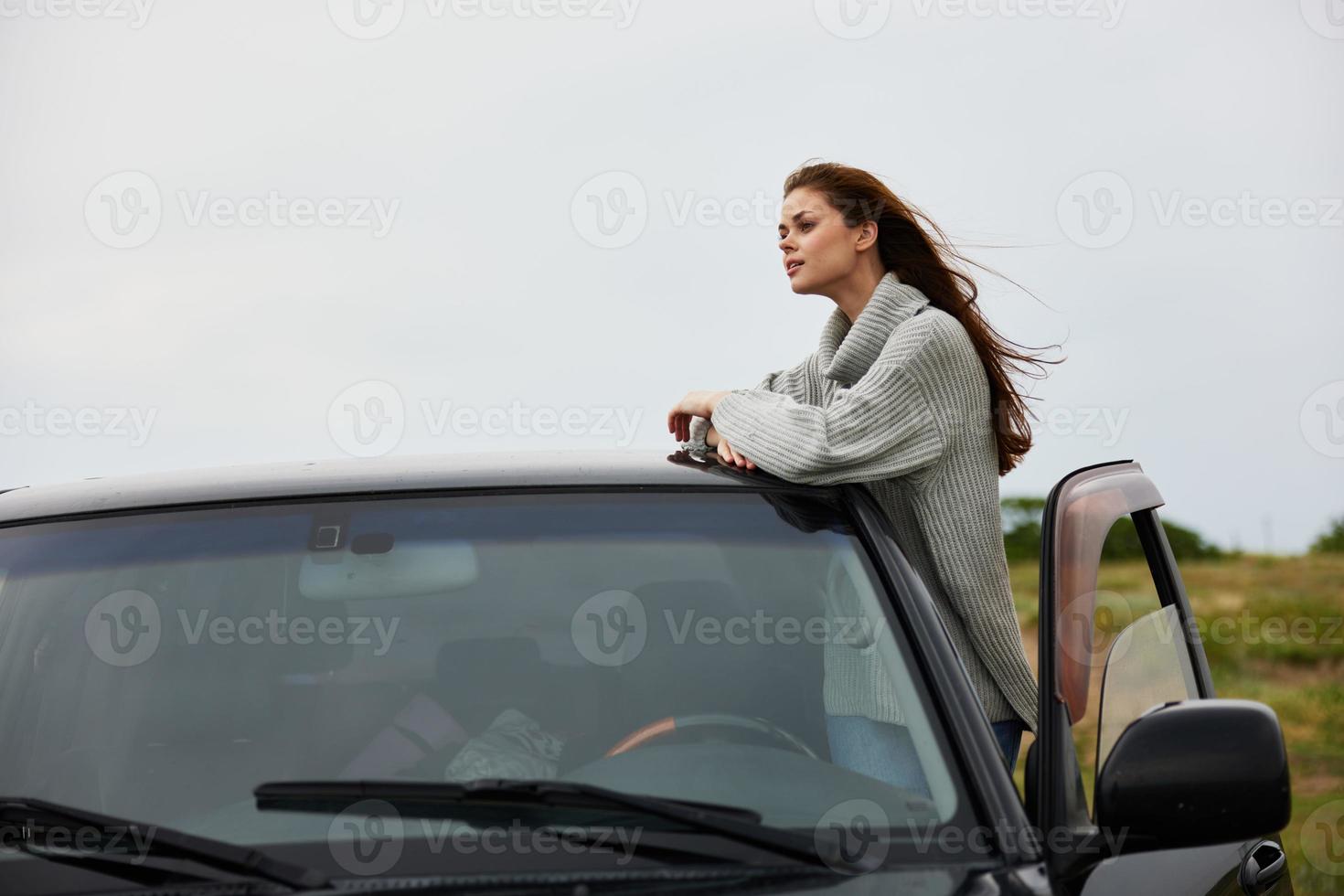 skön kvinna nära bil resa natur resa kvinna avkopplande foto