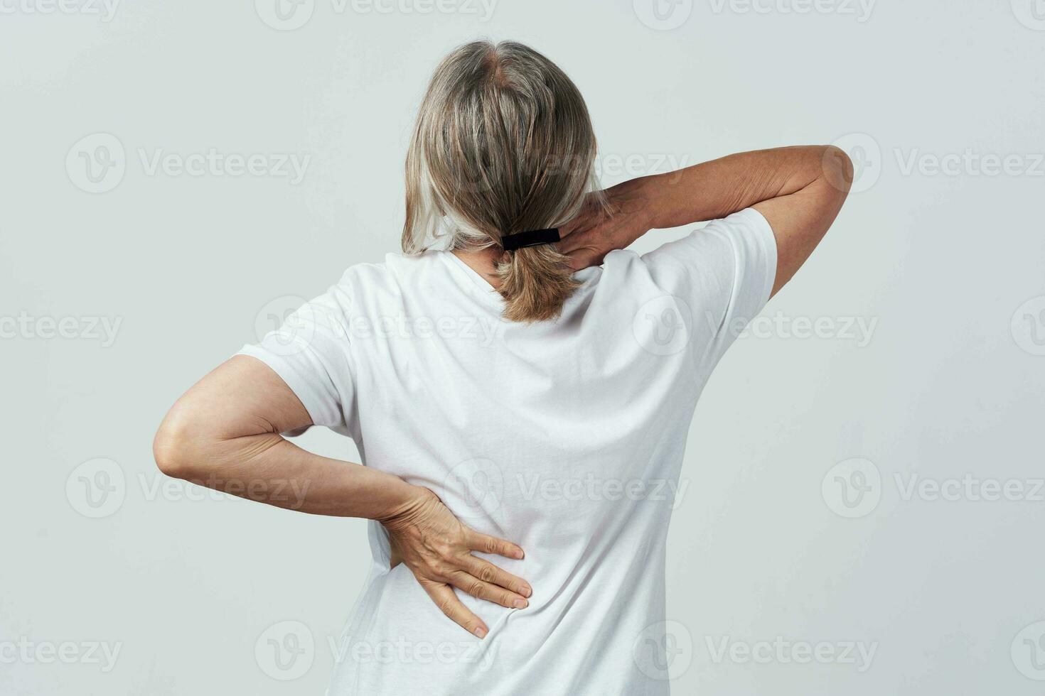 äldre kvinna tillbaka smärta tillbaka se hälsa problem foto