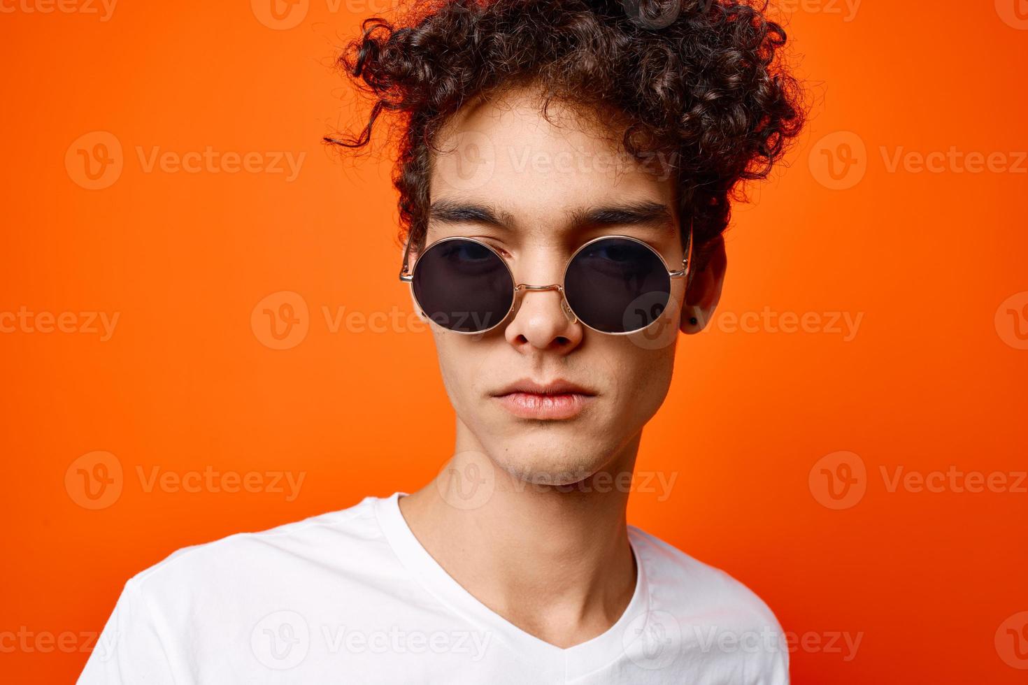 söt kille i vit t-shirt gestikulerar med händer mode modern stil isolerat bakgrund foto