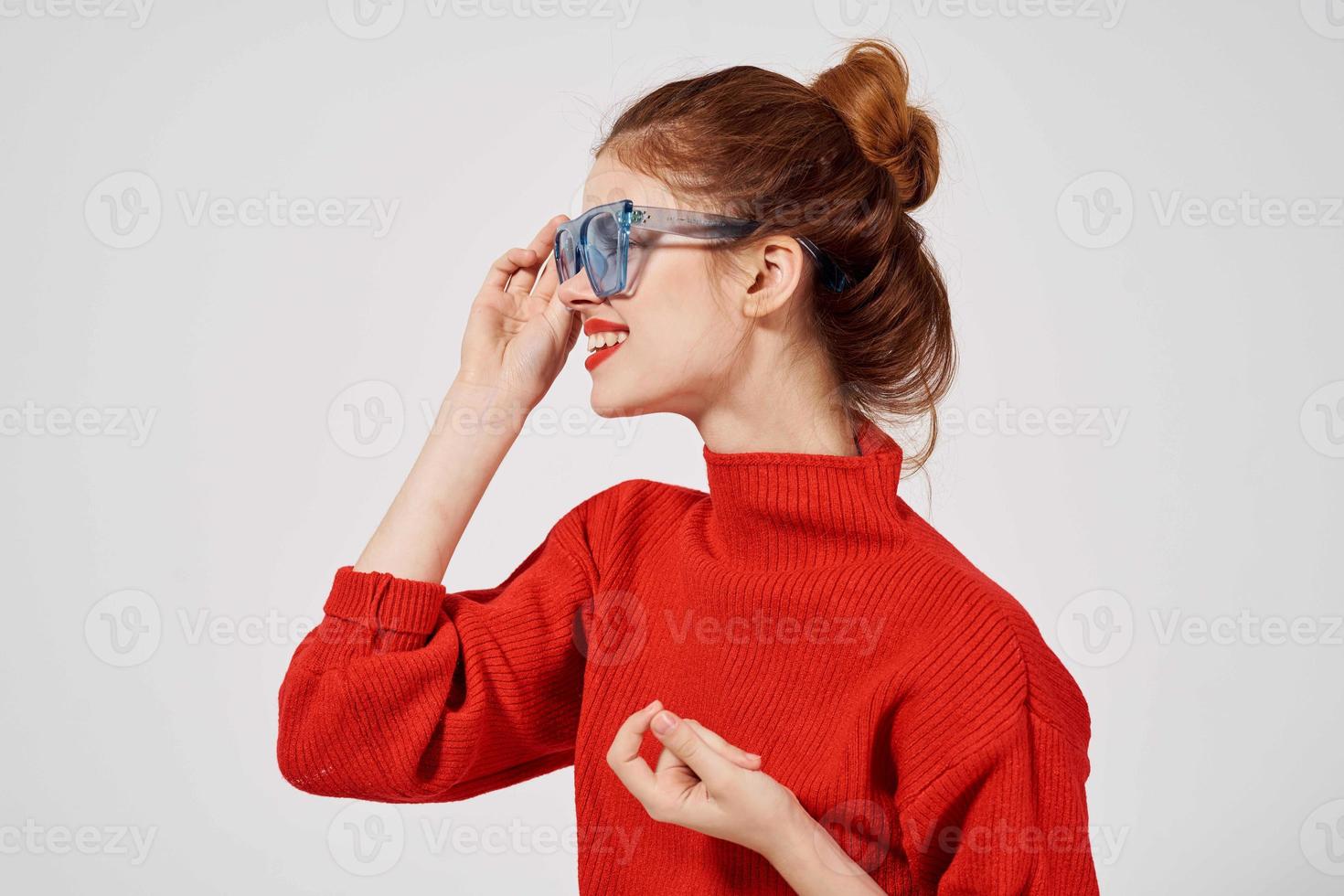 kvinna i en röd Tröja livsstil studio roligt modell foto