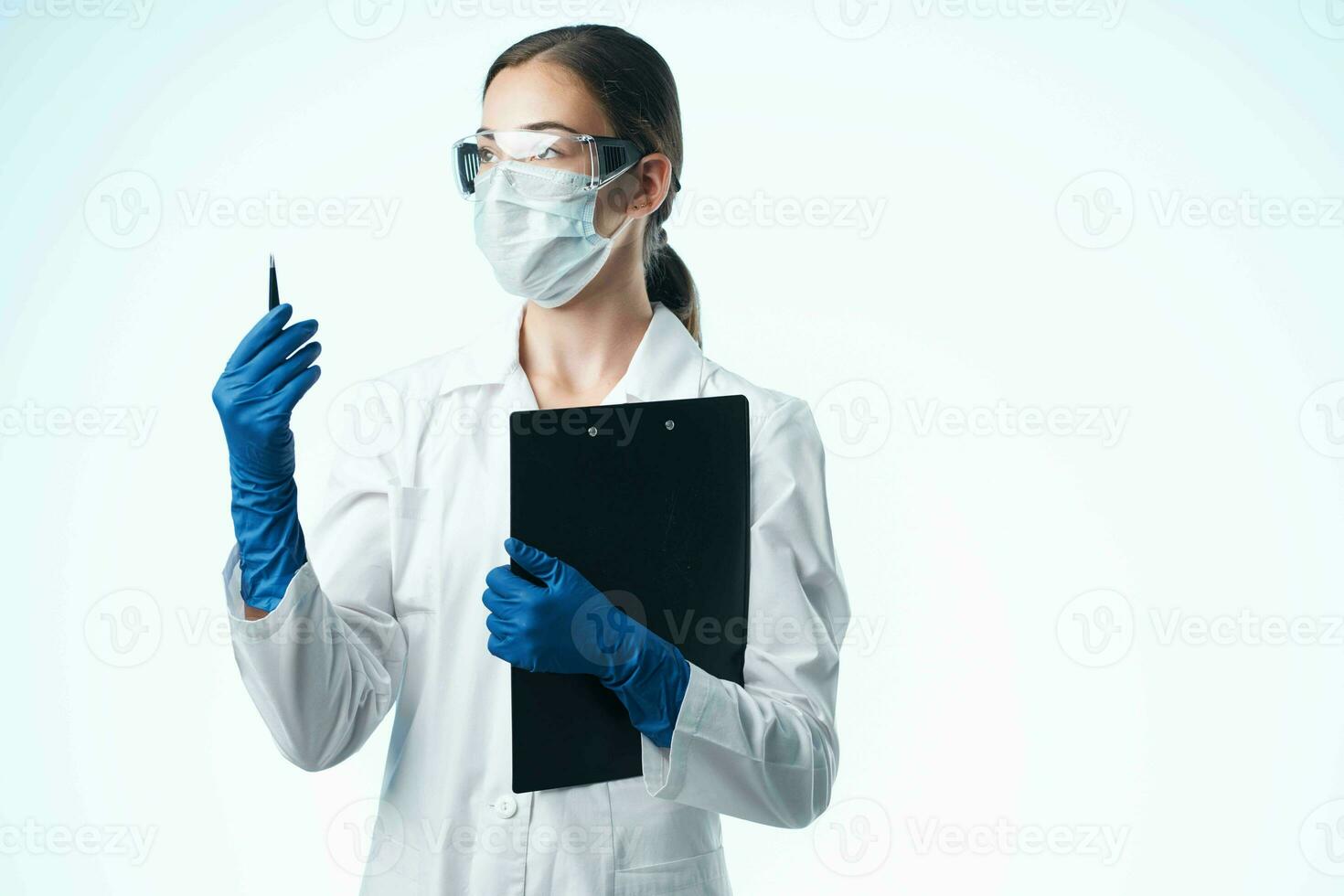 kvinna laboratorium assistent bär medicinsk mask kemi vetenskap teknologi foto