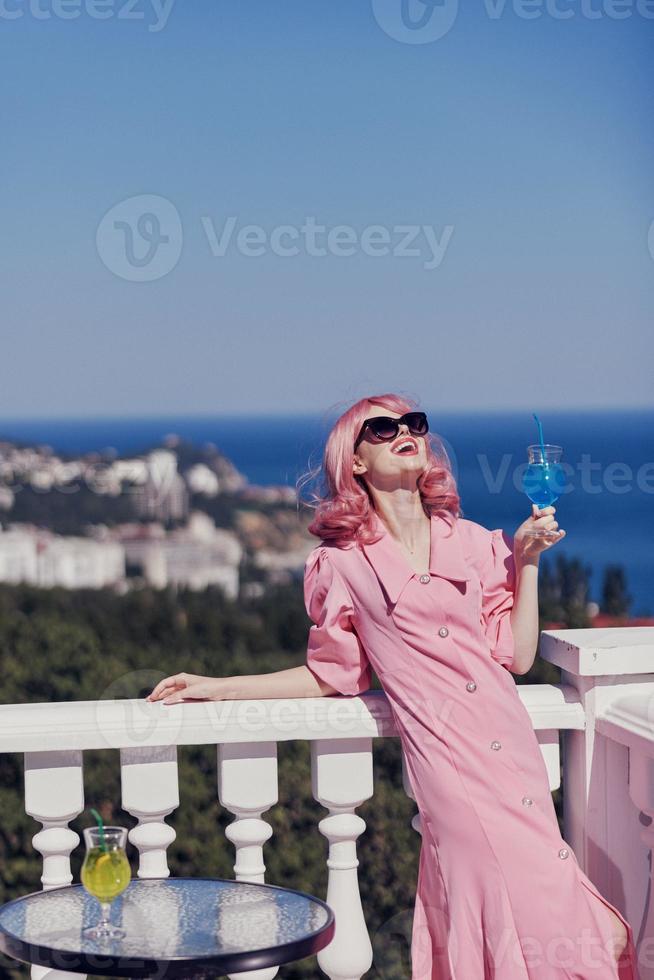 ung kvinna rosa hår solglasögon fritid lyx årgång dricka alkohol foto