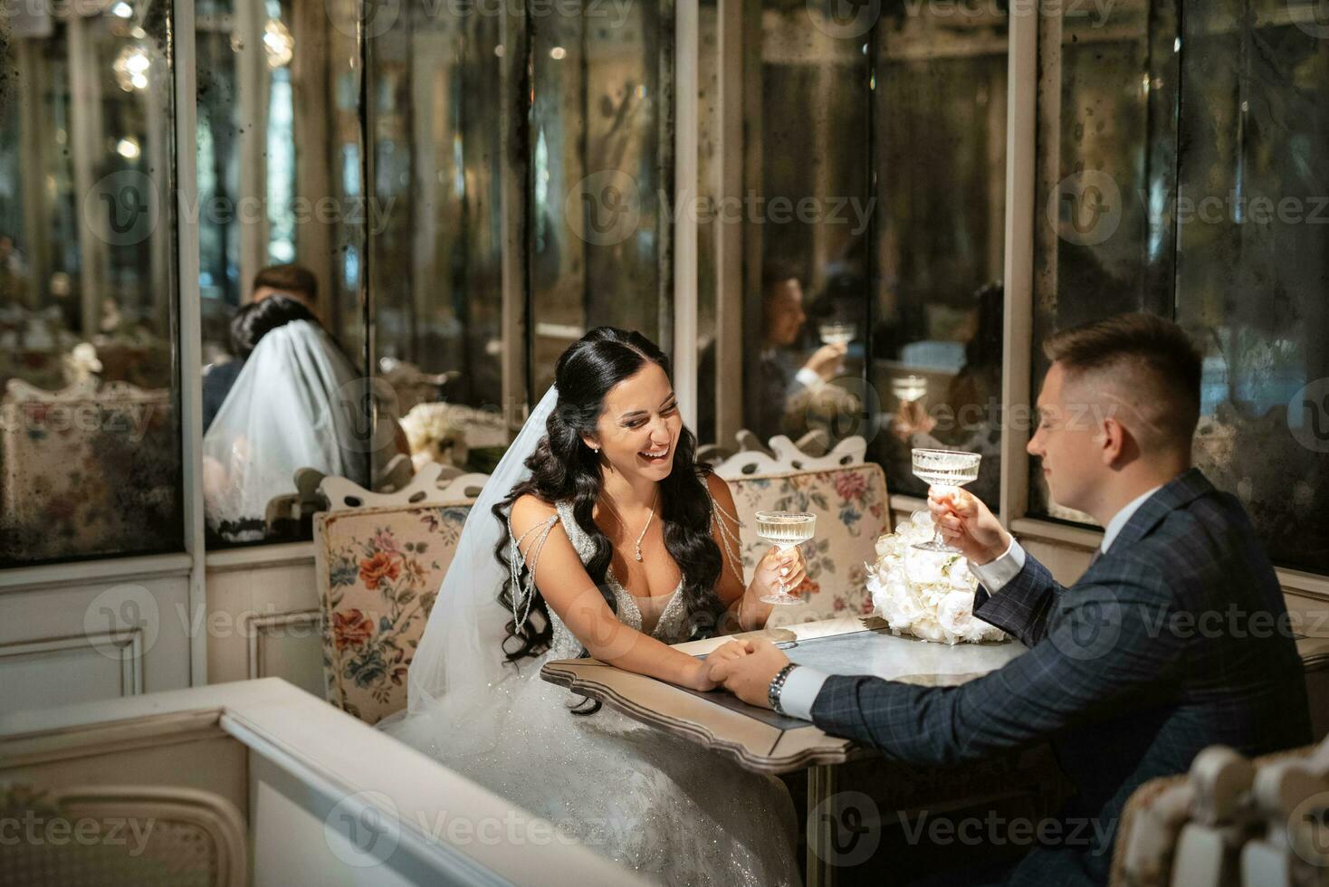 bruden och brudgummen inne i en cocktailbar foto
