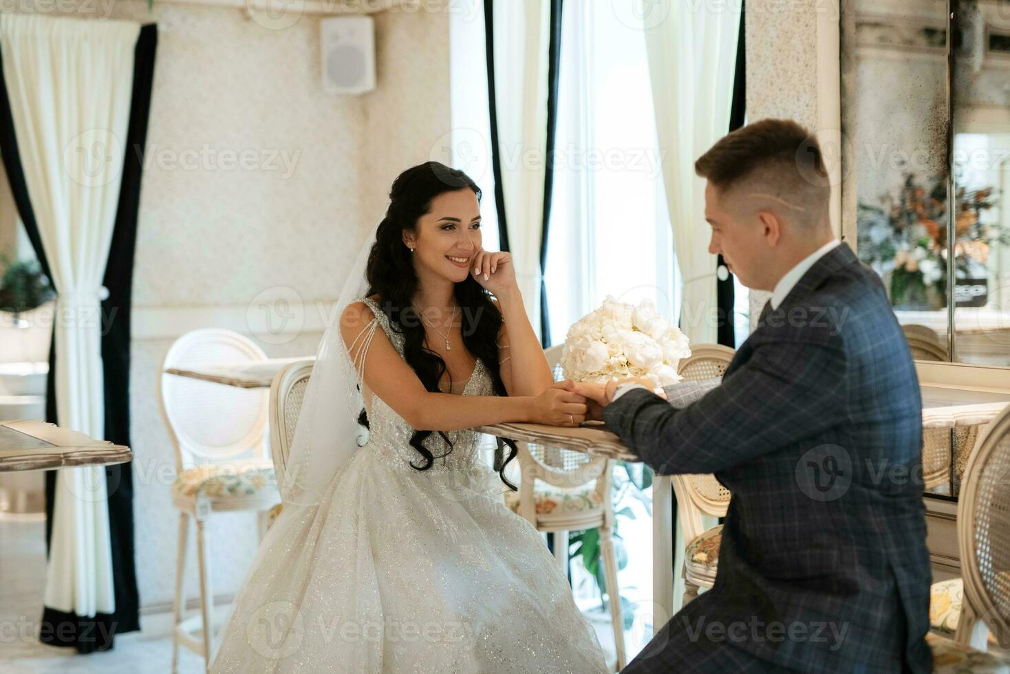 bruden och brudgummen inne i en cocktailbar foto