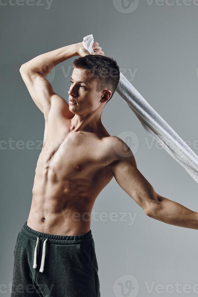 sportig man med pumpade handduk Tryck Bakom huvud träna kroppsbyggare foto