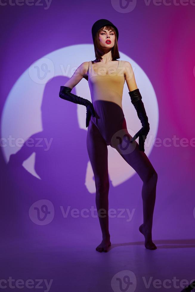Söt ung kvinna scen strålkastare Framställ neon studio modell oförändrad foto