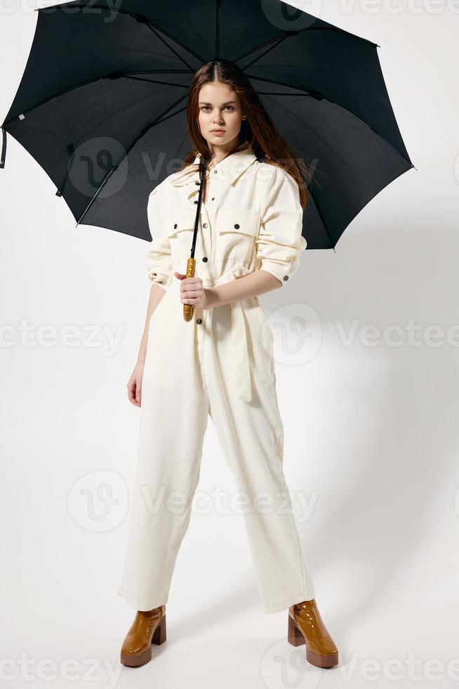Söt kvinna modern kostym öppen paraply isolerat bakgrund foto