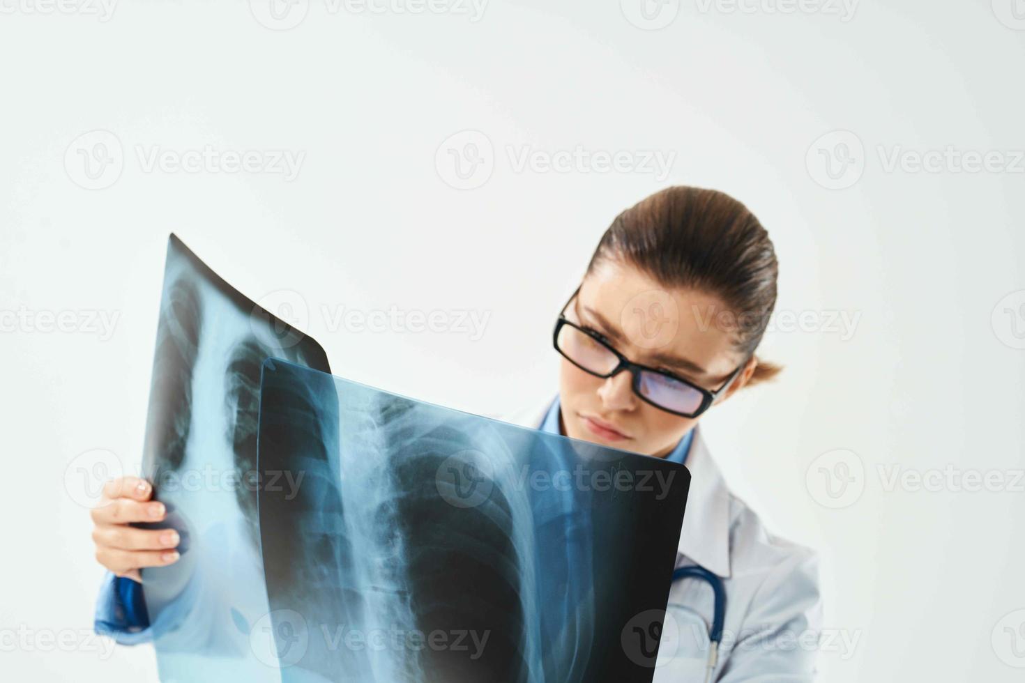 de radiolog utseende på de röntgen diagnos till en professionell de resultat foto